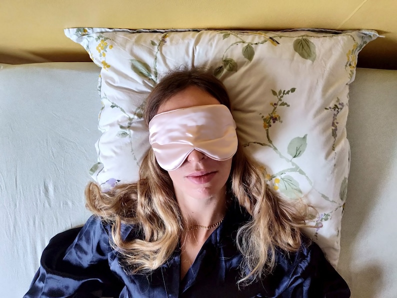Luxuriöse Schlafmaske aus Maulbeerseide, übergroße Augenmaske aus Seide mit Augenbinde, vollständig verdunkelnde Augenmaske zum Schlafen, modische Augenabdeckung aus Seide Bild 6