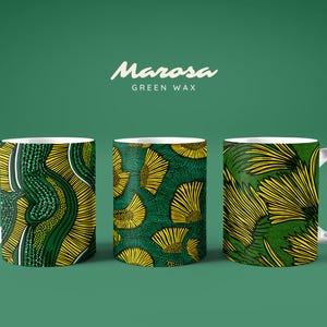 Könnte beinhalten: Drei weiße Keramikbecher mit farbenfrohen grünen und gelben Mustern. Die Becher zeigen ein sich wiederholendes Design aus abstrakten Formen und floralen Elementen. Der Text "Marosa GREEN WAX" befindet sich über den Bechern.