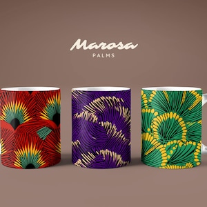 Könnte beinhalten: Drei weiße Keramikbecher mit farbenfrohen Mustern. Die Becher zeigen Designs in Rot, Lila und Grün mit gelben und schwarzen Akzenten. Der Text "Marosa PALMS" befindet sich über den Bechern.