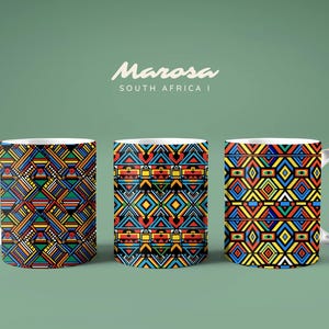 Könnte beinhalten: Drei weiße Keramikbecher mit farbenfrohen geometrischen Mustern. Die Becher zeigen ein sich wiederholendes Design aus Rauten, Dreiecken und Linien in Rot, Gelb, Blau und Grün. Der Text "Marosa SOUTH AFRICA 1" befindet sich darüber.