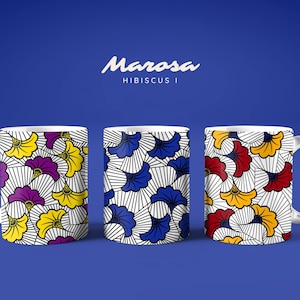 Könnte beinhalten: Drei weiße Keramikbecher mit einem farbenfrohen Blumenmuster. Das Muster zeigt gelbe, lila, rote und blaue blütenartige Formen auf weißem Grund mit schwarzen Linien. Der Text "Marosa Hibiscus I" befindet sich über den Bechern auf blauem Hintergrund.