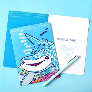 Cartão de aniversário do amigo do oceano de Kawaii de <br> Entrega Rápida? Mar profundo do tubarão de baleia de <br> Entrega Rápida? Ilustrado | Pensando em você e na amizade
