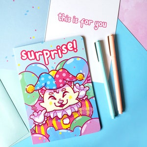 Kawaii Clown Grußkarte | Süße Katze Geburtstagskarte | Feiern, Freundschaft, Denken an Sie Karte | Luftballons und Konfetti