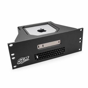 Könnte beinhalten: Ein schwarzes Rack-Montagegehäuse für einen silbernen Apple Mac Mini. Die Frontplatte zeigt den weißen Schriftzug SLM, einen rechteckigen Ausschnitt für Anschlüsse und ein wabenförmiges Lüftungsgitter. Das Gerät ist im Rahmen befestigt.