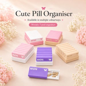 Pode incluir: Um organizador semanal de comprimidos de 7 compartimentos com tampas deslizantes, rotulado com o texto 'MON' e um ícone de borboleta. O conjunto inclui unidades em branco, rosa, roxo e bege, com uma unidade roxa aberta revelando duas cápsulas.