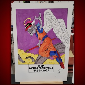 Könnte beinhalten: Eine handgezeichnete Illustration einer Comicfigur mit Engelsflügeln, einem Heiligenschein und einer Gasmaske. Die Figur trägt einen orangefarbenen Overall und eine rote Mütze mit dem Wort "TORI" darauf. Die Figur hält einen Pinsel und fliegt über einer Wolke. Der Text "RIP AKIRA TORIYAMA 1955-2024" ist unter der Figur geschrieben.