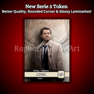 Könnte beinhalten: Eine Sammelkarte mit einem Mann in einem beigefarbenen Mantel und dunkler Krawatte. Die Karte trägt die Aufschrift "ANGEL" mit "Castiel" darunter. Der Text oben lautet "New Serie 3 Token" und "Better Quality, Rounded Corner & Glossy Lamination!"