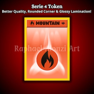 Peut inclure: Une carte rectangulaire à bordure jaune avec un motif de flamme. La carte présente le mot « MOUNTAIN » en haut, un symbole de flamme et le texte « Serie 4 Token ». La carte a des coins arrondis et une finition brillante.