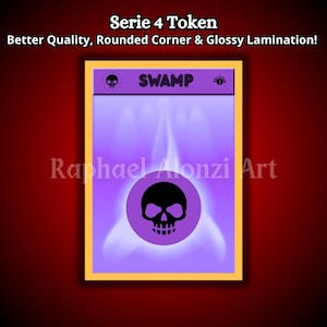 Peut inclure: Une carte rectangulaire avec une bordure dorée et un fond violet. La carte présente un crâne noir dans un cercle violet, le mot "SWAMP" et le texte "Serie 4 Token". La carte a des coins arrondis et une lamination brillante.