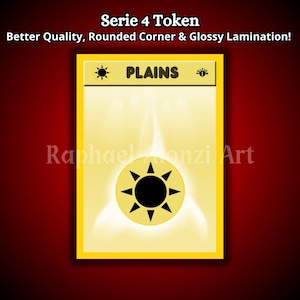 Peut inclure: Une carte jaune avec le mot "PLAINS" en haut, avec un symbole de soleil et le texte "Serie 4 Token". La carte a des coins arrondis et une finition brillante. Le nom de l'artiste, Raphael Monzi Art, est également visible.