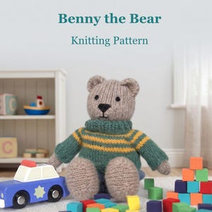 Könnte beinhalten: Ein gestrickter Bär namens Benny, der einen grünen Pullover mit gelben Streifen trägt. Das Bild zeigt auch ein blaues Spielzeug-Polizeiauto, bunte Holzblöcke und den Text "knitimals" und "Benny the Bear Knitting Pattern".