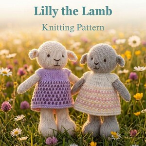 Könnte beinhalten: Zwei gestrickte Lamm-Puppen mit gestickten Gesichtern. Ein Lamm ist cremefarben und trägt ein violettes Kleid, das andere ist grau und trägt ein cremefarbenes Kleid mit rosa und gelben Akzenten. Text: knitimals The House Of Knitted Animals Lilly the Lamb Knitting Pattern.