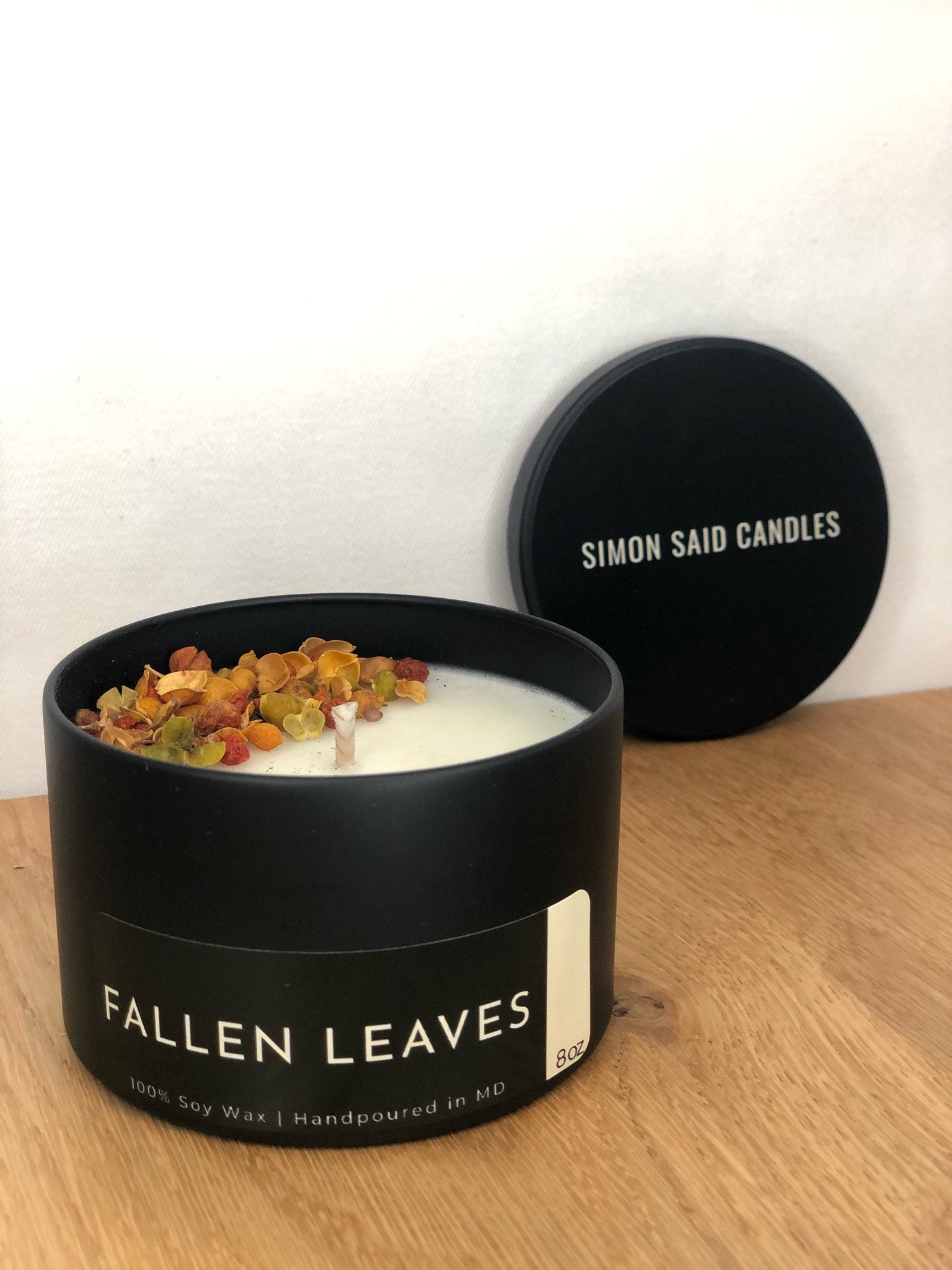 Feuilles Mortes | 8Oz Bougie Noire Mate Élégante Cire de Soja 100% Végétalienne Mèche en Coton Versé