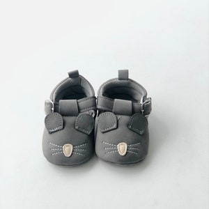 Chaussures de bébé gris foncé - souris, pré marcheur, premières chaussures, bébé unisexe, cadeau de bébé, nouveau-né, chaussures de premier marcheur, enfant en bas âge, chaussures d&#39;enfant en bas âge, enceinte