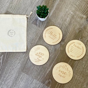 Baby maandelijkse mijlpaal houten schijven - mijlpaalkaarten - leeftijdsborden - pasgeboren douche cadeau -gegraveerd geëtste houten kaart marker foto prop