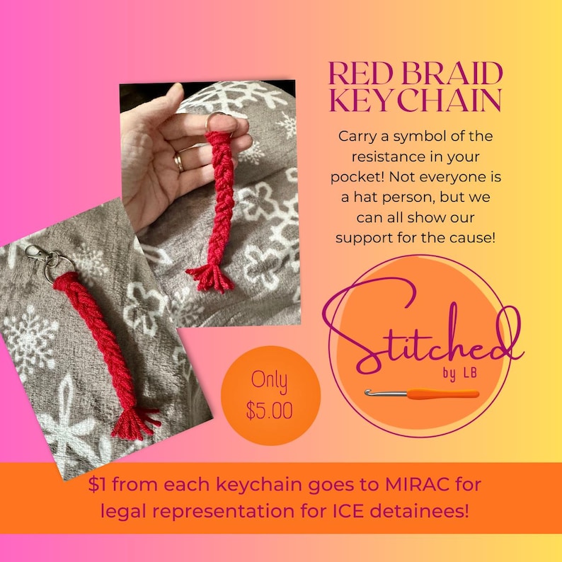 K&ouml;nnte beinhalten: Roter geflochtener Schl&uuml;sselanh&auml;nger mit silbernem Verschluss. Der Schl&uuml;sselanh&auml;nger besteht aus geflochtener roter Wolle. Das Bild enth&auml;lt den Text "RED BRAID KEYCHAIN" und "Stitched by LB".