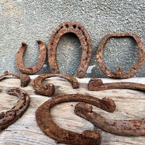 Ferro di cavallo fatto a mano. Austria-Ungheria. Forgiato vintage. Vecchio. Retrò. Ferro di cavallo antico primitivo. Decorazione per la casa in metallo. Metallo arrugginito. Regalo. Portafortuna.