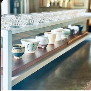 Koffiestation voor coffeeshops. Handgemaakt houten koffiestation. Op maat gemaakt koffiezetstation. Koffie giet over de standaard. Giet er koffie over