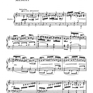 Peut inclure: Partition de piano intitulée "Menuet". La page présente une notation musicale avec des clés de sol et de fa, des indications dynamiques comme "pp" et "mf", et des indications de tempo. Le texte "Andantino pp et très délicatement" est également présent.