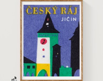 Può includere: Una stampa incorniciata con un'illustrazione stilizzata della piazza della città di Jičín nella regione del Paradiso Boemo. L'opera mostra una torre dell'orologio bianca centrale con quadrante rosso, base gialla e tetto nero su sfondo blu.