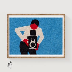 Persona sosteniendo una cámara antigua (Etiqueta de caja de cerillas de los años 60-70) - Lámina artística vintage