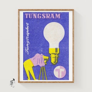 Könnte beinhalten: Vintage Poster mit einer Glühbirnenillustration und dem Text "TUNGSRAM". Eine Figur in gelber Hose und rosa Hemd benutzt eine Kamera auf einem Stativ. Ein weißes und rosa Logo befindet sich unten rechts.
