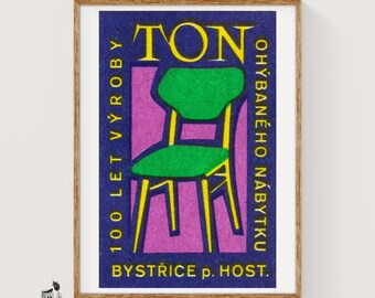 Könnte beinhalten: Ein gerahmtes Vintage-Poster mit einer grünen Stuhlabbildung, zentriert auf einem violetten Rechteck vor dunkelblauem Hintergrund. Gelber Text lautet TON, 100 LET VÝROBY OHÝBANÉHO NÁBYTKU und BYSTŘICE p. HOST. Das Design hat eine texturierte Optik.