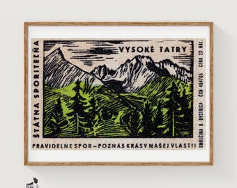 Może przedstawiać: Oprawiony wydruk przedstawiający czarno-zieloną ilustrację w stylu drzeworytu gór Wysokie Tatry. Tekst zawiera napisy "STATNA SPORITELNA", "VYSOKE TATRY", "PRAVIDELNE SPOR - POZNAS KRASY NASEJ VLASTI" oraz "S MRENA B. BYSTRICA CSN 494705 CENA 20 HAL".