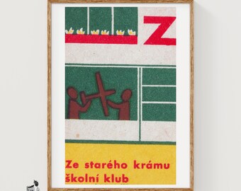 Puede incluir: Una lámina enmarcada con un diseño gráfico en verde, amarillo y rojo. El diseño incluye dos figuras marrones sosteniendo un objeto en forma de cruz, una letra Z roja y el texto Ze starého krámu školní klub en letras rojas.