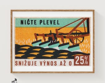 Stampa artistica su scatola di fiammiferi con aratro nel campo, propaganda vintage ceca (decorazione industriale)