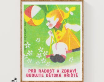 Könnte beinhalten: Ein Vintage-Poster mit einem Kind mit gelben Haaren auf einer Schaukel vor grünem Hintergrund mit einem bunten Ball. Der Text lautet Solo Lipnik CSN-49 4705 und PRO RADOST A ZDRAVÍ BUDUJTE DĚTSKÁ HŘIŠTĚ in rosa Buchstaben am unteren Rand.