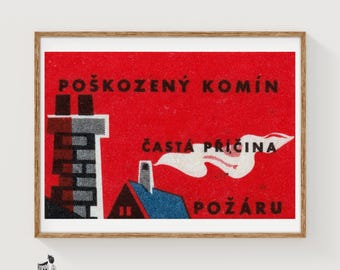 Può includere: Una stampa rettangolare con uno sfondo rosso vibrante e un'illustrazione in bianco e nero di un tetto e di un alto camino. Il testo POŠKOZENÝ KOMÍN, ČASTÁ PŘÍČINA POŽÁRU è stampato in nero, accompagnato da un grafico bianco di fumo.