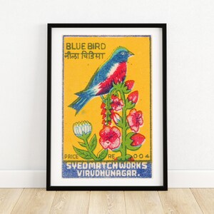 Arte de caja de cerillas con pájaro azul colorido / Decoración de pared india vintage / Impresión coleccionable vibrante / Estética retro para el hogar / Idea de regalo única A4
