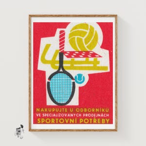 Peut inclure: Impression d'art encadrée de style vintage avec un fond rouge et un design sportif stylisé. L'image présente une raquette de tennis, un ballon de volley-ball et une balle de tennis, avec du texte en jaune et blanc. Le texte se lit "NAKUPUJTE U ODBORNÍKŮ VE SPECIALIZOVANÝCH PRODEJNÁCH SPORTOVNÍ POTŘEBY."