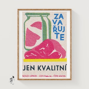 Puede incluir: Una impresión vintage enmarcada con un diseño retro. La impresión presenta una ilustración de tarro con acentos rosas y verdes, una ilustración de carne rosa y texto en azul y negro. El texto dice "ZAVARUJTE" y "JEN KVALITNÍ".