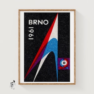 Könnte beinhalten: Gerahmtes Vintage-Poster mit dem Wort "BRNO" oben und dem Jahr "1961" auf der linken Seite. Das Poster zeigt ein Design mit roten, weißen und blauen geometrischen Formen auf schwarzem Hintergrund. Ein kleines Logo befindet sich in der unteren rechten Ecke.
