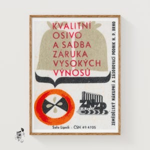 Puede incluir: Impresión vintage enmarcada con texto checo en rojo y negro. La impresión presenta un gráfico estilizado de una bolsa de semillas y un emblema circular con un diseño en blanco y negro. El texto incluye "Kvalitní Osivo A Sadba".