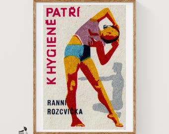 Könnte beinhalten: Ein gerahmtes Poster im Vintage-Stil mit einer stilisierten Illustration einer Person, die sich in einem violetten Oberteil und blauen Shorts dehnt. Der Text lautet PATŘÍ K HYGIENĚ und RANNI ROZCVIČKA. Das Design verwendet kräftige Rot-, Gelb- und Blautöne.