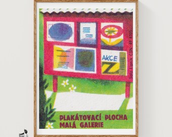 Puede incluir: Una impresión de estilo vintage que muestra un tablón de anuncios exterior rojo con varios carteles, incluido uno con una flor amarilla y otro con el texto AKCE. El texto inferior dice PLAKÁTOVACÍ PLOCHA MALÁ GALERIE, con Solo Lipnik CSN-49 4705 en el lateral.