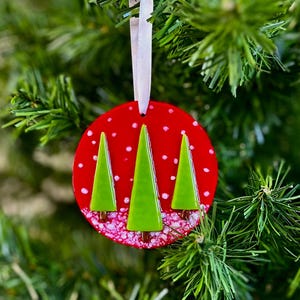 Mittlere roter Opal Weihnachtsbaumschmuck aus geschmolzenem Glas