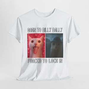T-shirt Né pour Dilly Dally forcé de verrouiller, chemise mème populaire, chemise mème virale, chemise offensive, chemise mème drôle, chemise chat maudit