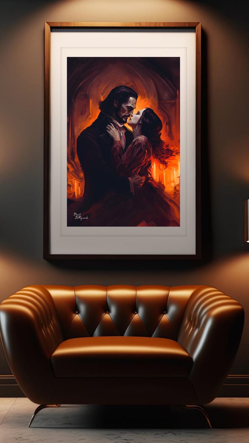 Puede incluir: Una obra de arte enmarcada representa una escena rom&aacute;ntica de una pareja abraz&aacute;ndose, con un fondo c&aacute;lido y ardiente. La obra de arte est&aacute; ubicada en una habitaci&oacute;n oscura sobre un sill&oacute;n de cuero marr&oacute;n. La imagen tiene un tema rom&aacute;ntico.
