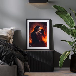 Puede incluir: Impresi&oacute;n art&iacute;stica enmarcada que representa una escena rom&aacute;ntica de una pareja abraz&aacute;ndose. La obra de arte representa a un hombre y una mujer en un apasionado abrazo, sobre un fondo c&aacute;lido y ardiente. La impresi&oacute;n se muestra en un marco negro.