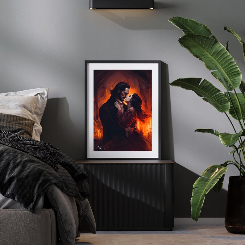 Puede incluir: Impresi&oacute;n art&iacute;stica enmarcada que representa una escena rom&aacute;ntica de una pareja abraz&aacute;ndose. La obra de arte representa a un hombre y una mujer en un apasionado abrazo, sobre un fondo c&aacute;lido y ardiente. La impresi&oacute;n se muestra en un marco negro.