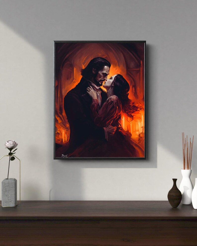 Puede incluir: Una obra de arte enmarcada representa una escena rom&aacute;ntica de un hombre y una mujer abraz&aacute;ndose. El hombre lleva un abrigo oscuro y la mujer un vestido rojo. El fondo es un interior c&aacute;lido y anaranjado, creando una atm&oacute;sfera dram&aacute;tica e &iacute;ntima.