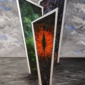 Könnte beinhalten: Ein Gemälde, das drei abstrakte Fenster zeigt, jedes mit einer anderen Weltraumszene. Das mittlere Fenster zeigt ein leuchtend orangefarbenes Auge, während die anderen einen grünen Nebel und einen Sternenhimmel zeigen. Die Fenster sind in Silber gerahmt und vor einem bewölkten Himmel und einer dunklen, reflektierenden Wasseroberfläche platziert.