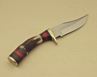 Cuchillo de caza de acero inoxidable hecho a mano con mango de asta de ciervo y funda de cuero.