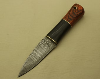 Può includere: Un coltello con lama in acciaio damasco e manico nero e marrone.