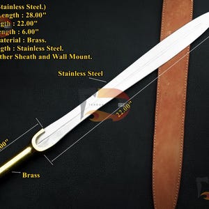 Op de afbeelding: Een zilveren zwaard met een messing handvat en een leren schede. Het zwaard is 71 cm lang, het blad is 56 cm lang en het handvat is 15 cm lang. Het zwaard is gemaakt van roestvrij staal.