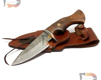 Ręcznie robiony nóż do skórowania ze stali damasceńskiej – rękojeść z drewna, pochwa skórzana